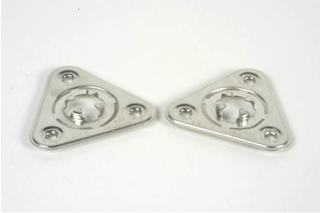 Triángulo equilátero metálico de 50 mm de largo con acabado níquel, diseñado como sujetador para CD’s adaptable en carpetas. Triángulo equilátero metálico de 50 mm de largo con acabado níquel, diseñado como sujetador para CD’s adaptable en carpetas.